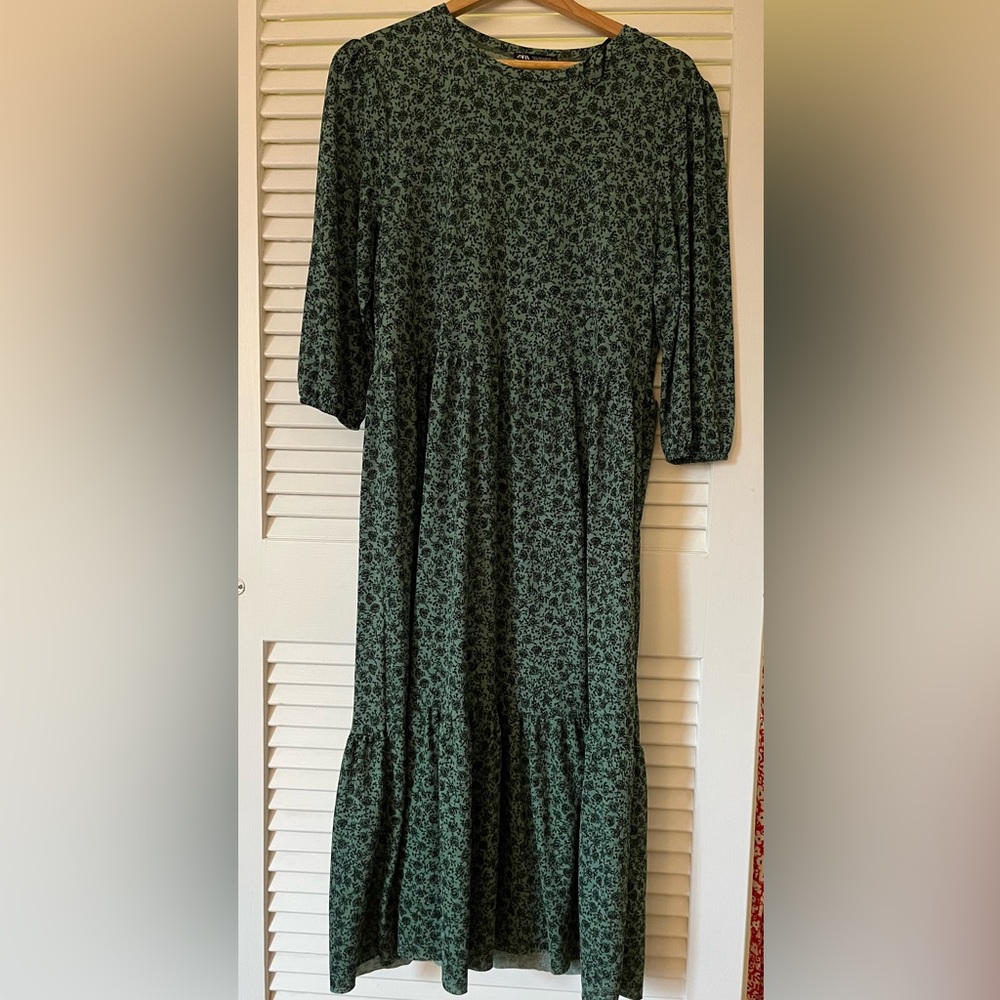 Zara Green and Black printed midi. Size Large